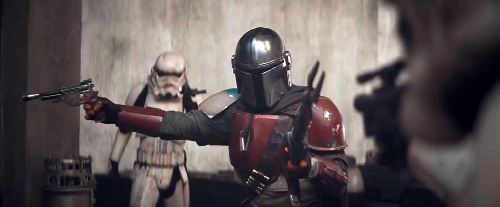 Mando (Pedro Pascal) face a des stormtroopers.